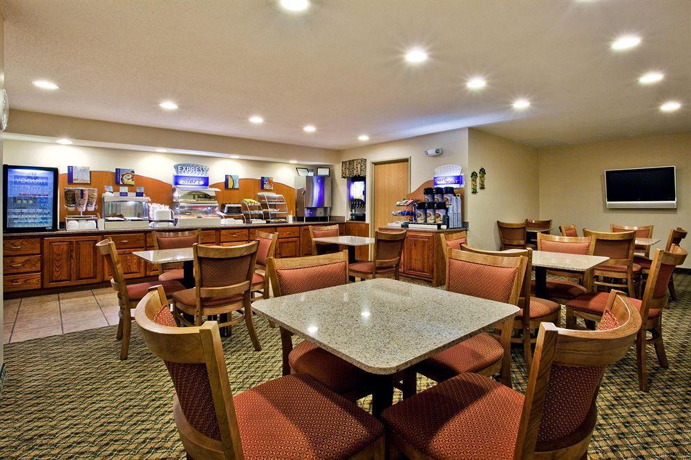 Holiday Inn Express Dillard Restoran fotoğraf